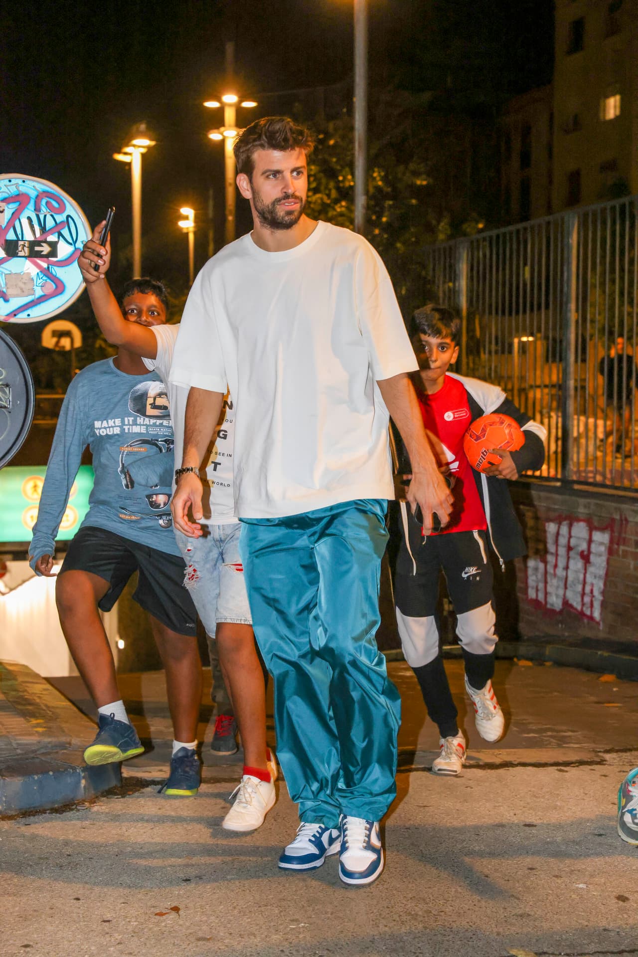 La expareja de Shakira lució una camiseta blanca y un pantalón deportivo.
<br>