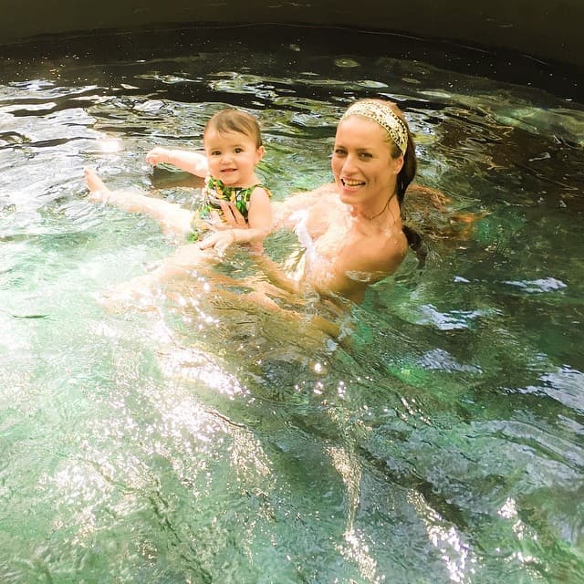 Con sus nenas la pasa de maravilla.