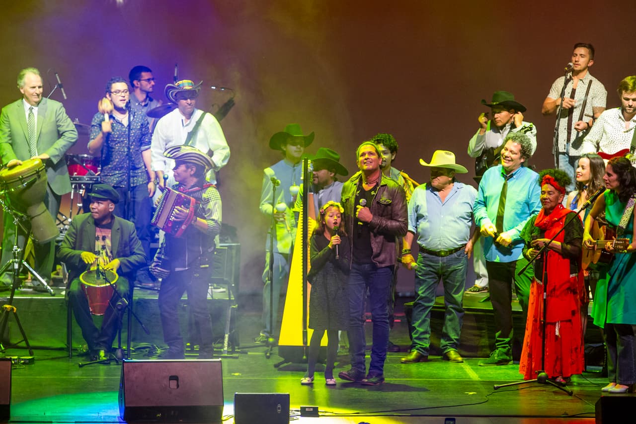 Los músicos invitados a participar fueron: Carlos Vives, Cholo Valderrama, Chabuco, Totó La Momposina, Monsieur Periné y la Berklee Band, comandados por Mónica Giraldo y Esther Rojas.