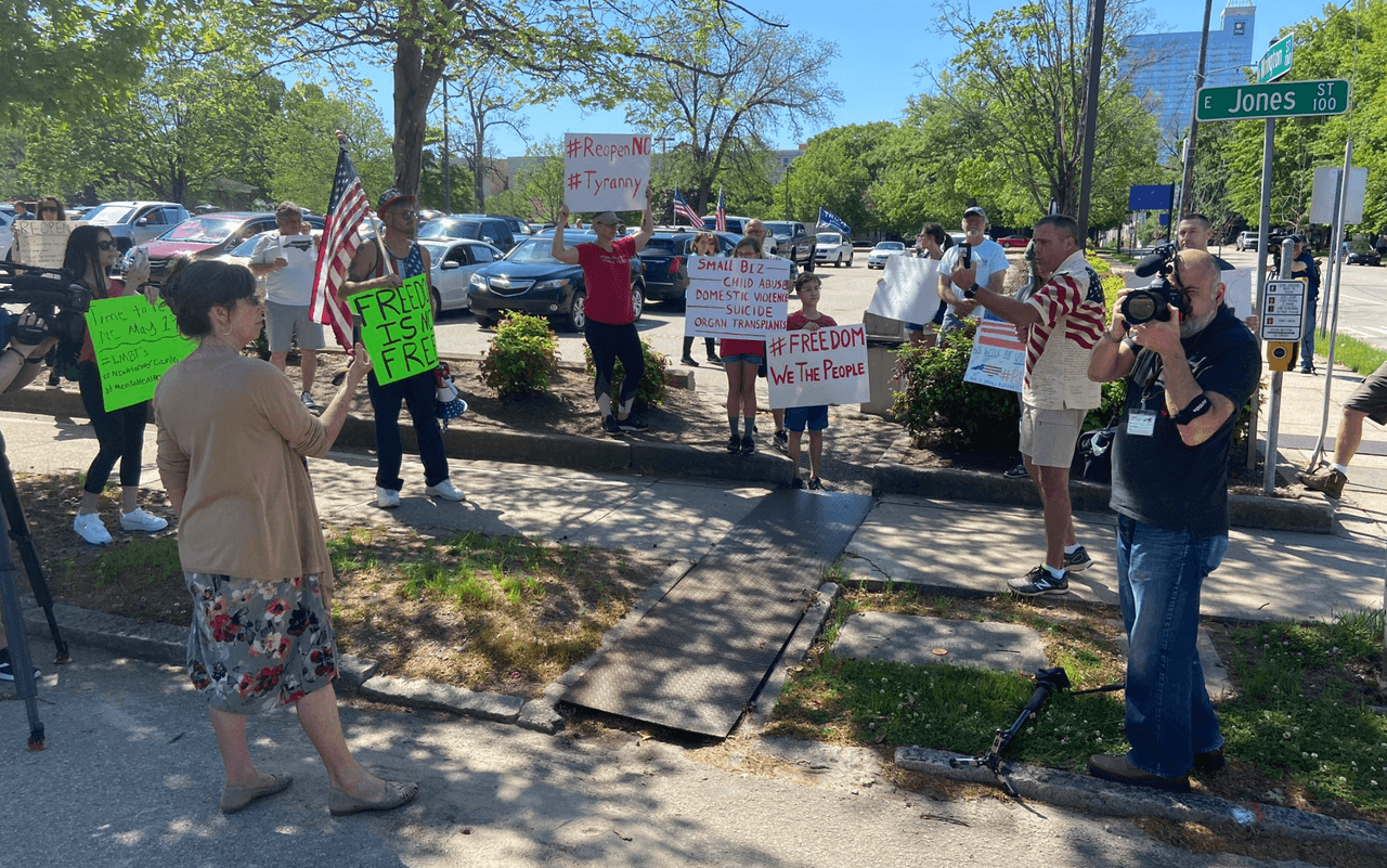 Protestan en Raleigh en contra del cierre de negocios y piden reabrir la economía a pesar de la pandemia de coronavirus