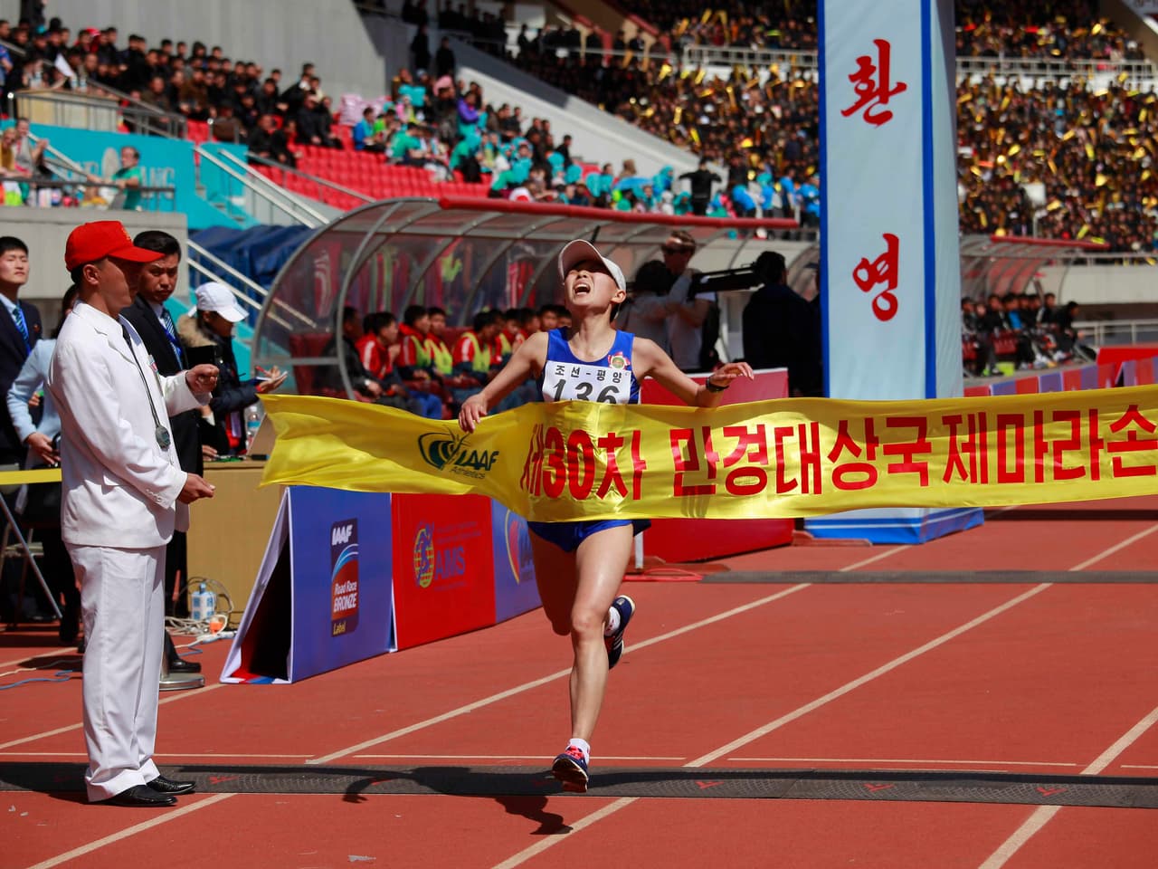 Ri Kwang Ok en el momento de cruzar la meta.