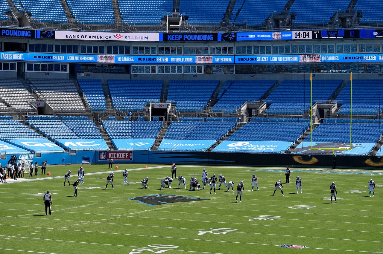 Los grandes
<a href="https://www.univision.com/local/north-carolina-wuvc/lugares-de-entretenimiento-al-aire-libre-reabriran-al-7-de-la-capacidad-dijo-roy-cooper">lugares de entretenimiento al aire libre,</a> para más de 10,000 espectadores, pueden reabrir al 7% de la capacidad.