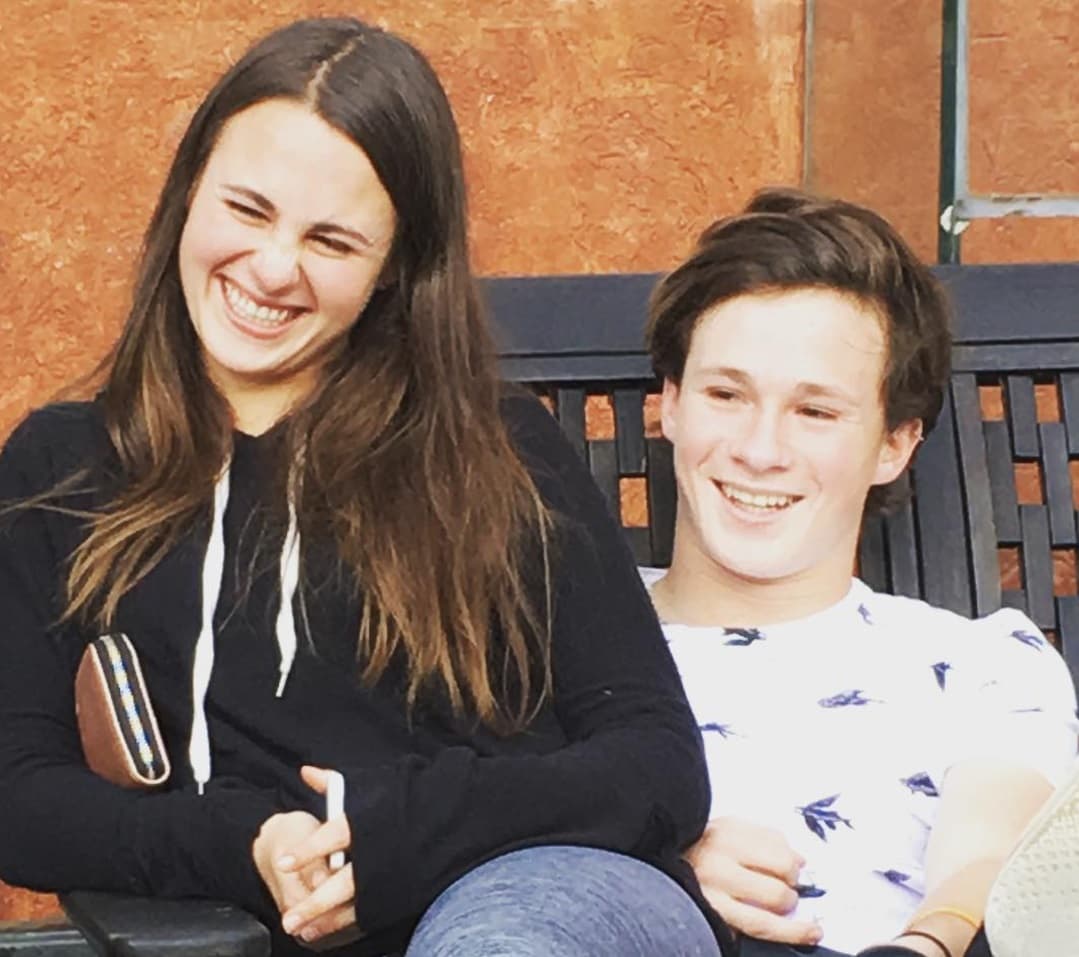 Y aquí Danna y Moisés quienes son idénticos a la cantante.