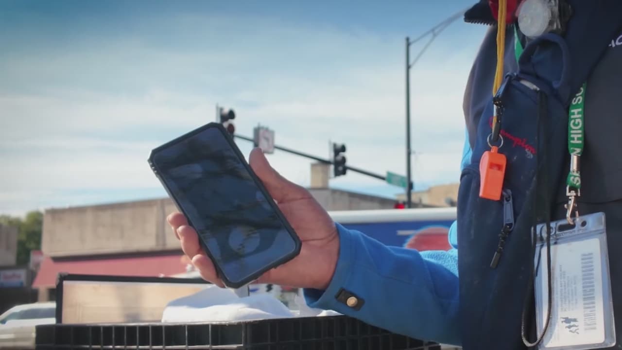 Familia usa dispositivos de rastreo personal ante el riesgo de operativos migratorios