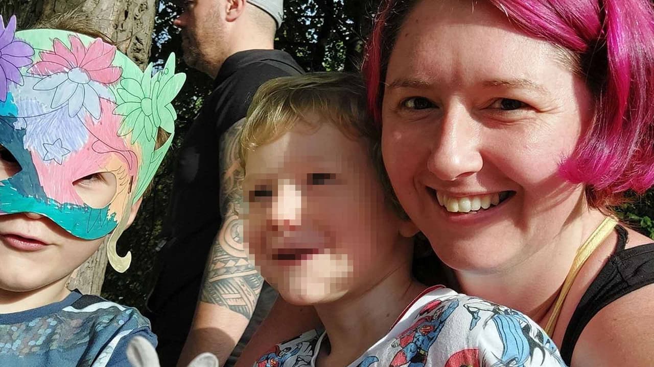 “Solo cuando ellos me lo pidan”: Madre aún amamanta a sus hijos de 5 y 6 años y no piensa detenerse, pese a las criticas