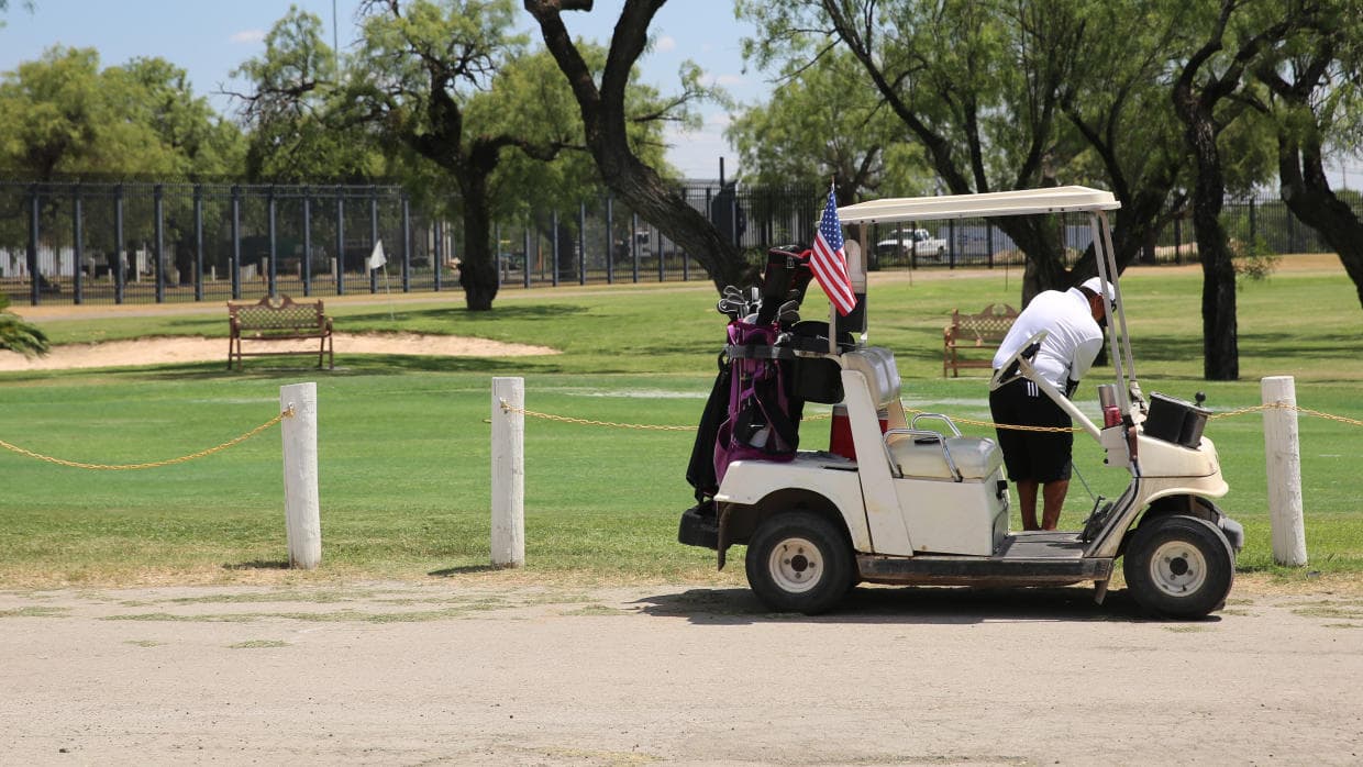 <h2 class="cms-H2-H2"><b>HB 949, ley sobre licencia para conducir un carrito de golf</b></h2>
<br>
<br>Si tienen menos de 18 años, debe tener al menos 15 años con un permiso de aprendizaje para conducir un carrito de golf, o 16 años con una licencia de conducir. Si tiene 18 años o más, debe tener una identificación válida emitida por el gobierno.
<br>
<br>La operación de un carrito de golf cambia la ley de Florida del límite de edad anterior (14) y define un carrito de golf como “un vehículo motorizado que está diseñado y fabricado para operar en un campo de golf con fines deportivos o recreativos y que no es capaz de superar velocidades de 20 millas por hora”.
<br>