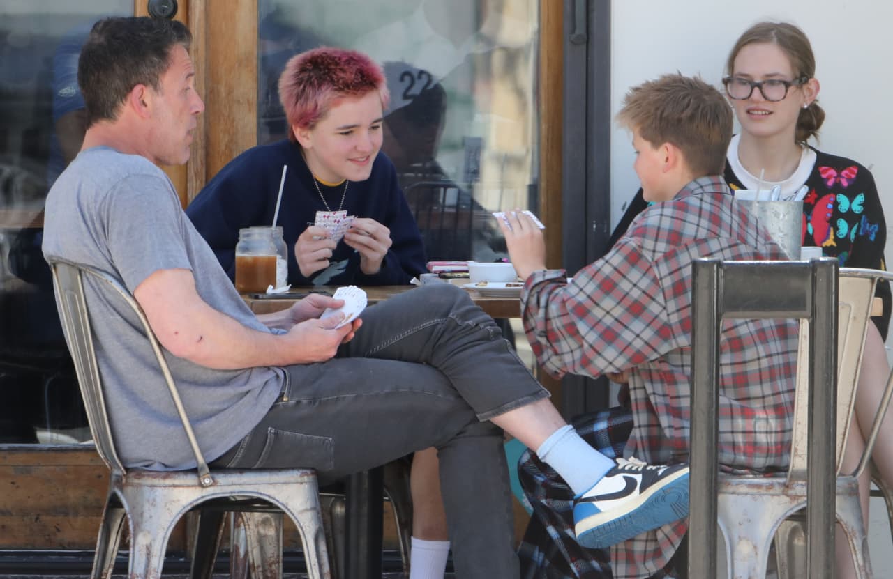Ben Affleck y sus hijos jugaron cartas como parte de su convivencia.