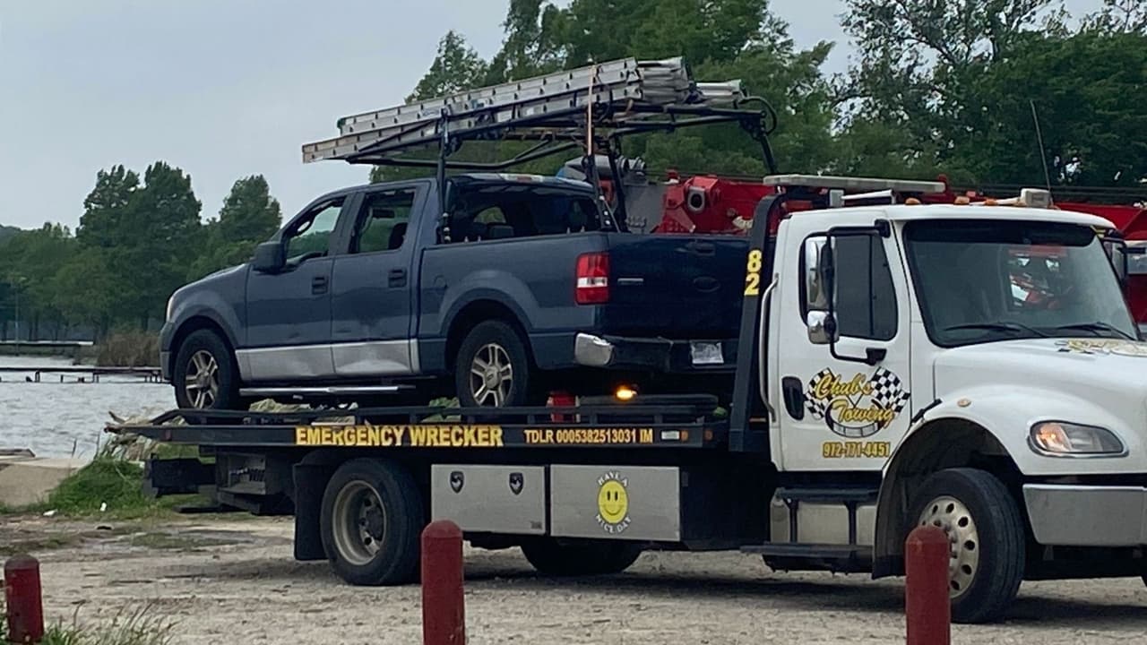 Un hombre cayó con todo y su camioneta dentro del White Rock Lake