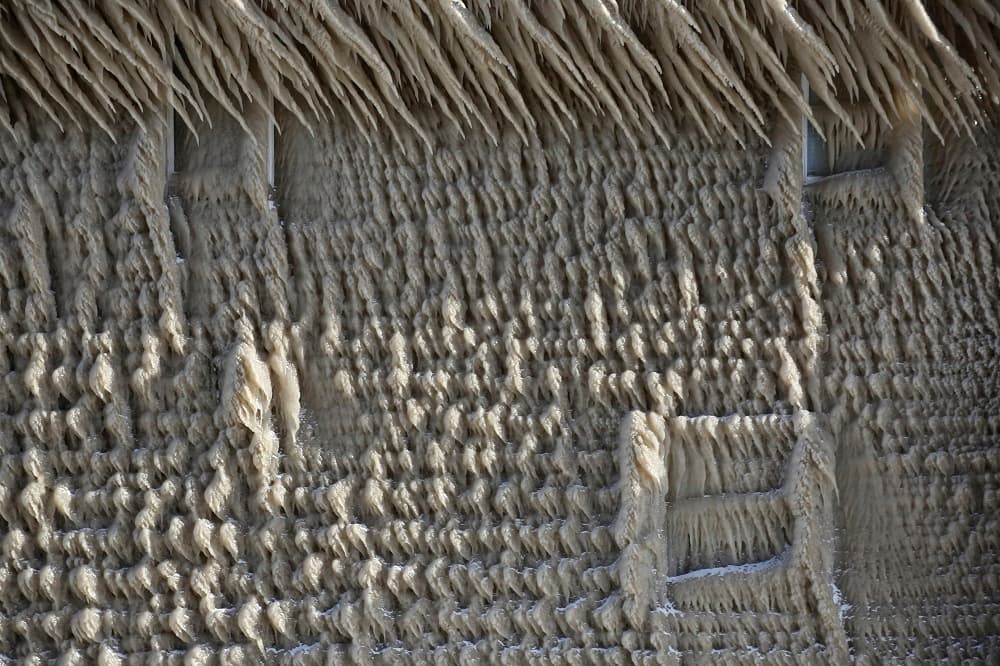 Según la cuenta en 
<a href="https://twitter.com/NWSBUFFALO/status/1234196312842625024" target="_blank">Twitter</a> del Servicio Nacional de Meteorología en Buffalo, algunas zonas de la región han recibido desde el pasado jueves hasta 48 pulgadas de nieve en los últimos días.