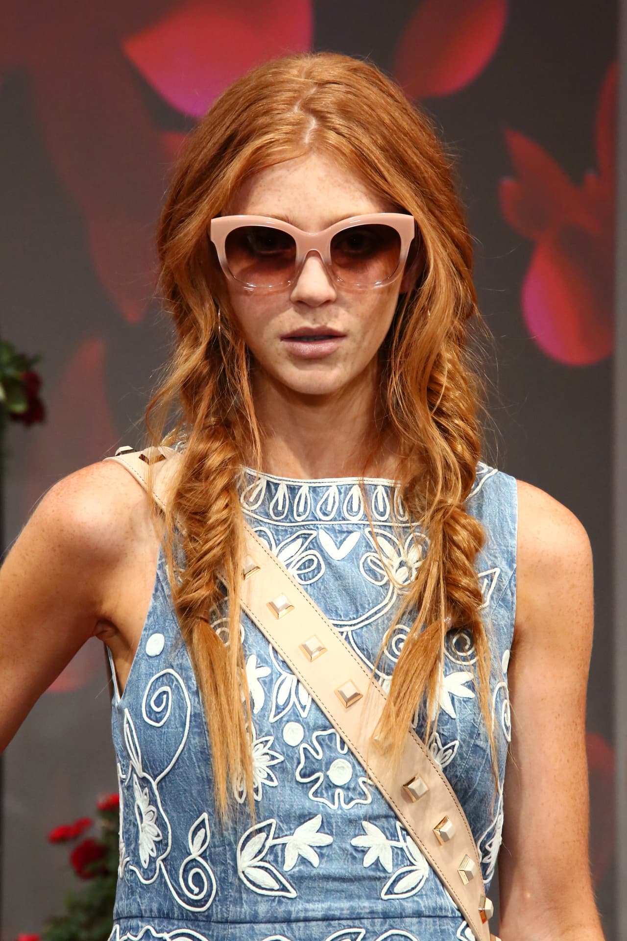 Las dos trenzas estilo fishtail del peinado de 
<a href="https://www.aliceandolivia.com/">Alice and Olivia</a> nos encantaron porque son imperfectas. Es un peinado romántico y desestructurado que si tiene sel pelo largo lo puedes imitar. Las trenzas van sueltas y al finalizar debes de sacar un poco de pelo para que se vean desechas. El peinado lo creó Jeanie Syfu y utilizó productos de TRESemmé.
<br>
<br>