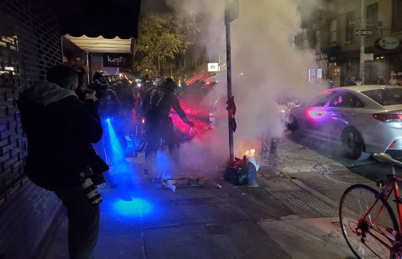 Arrestos y disturbios ocurren después de protestas pacíficas en la ciudad de Nueva York