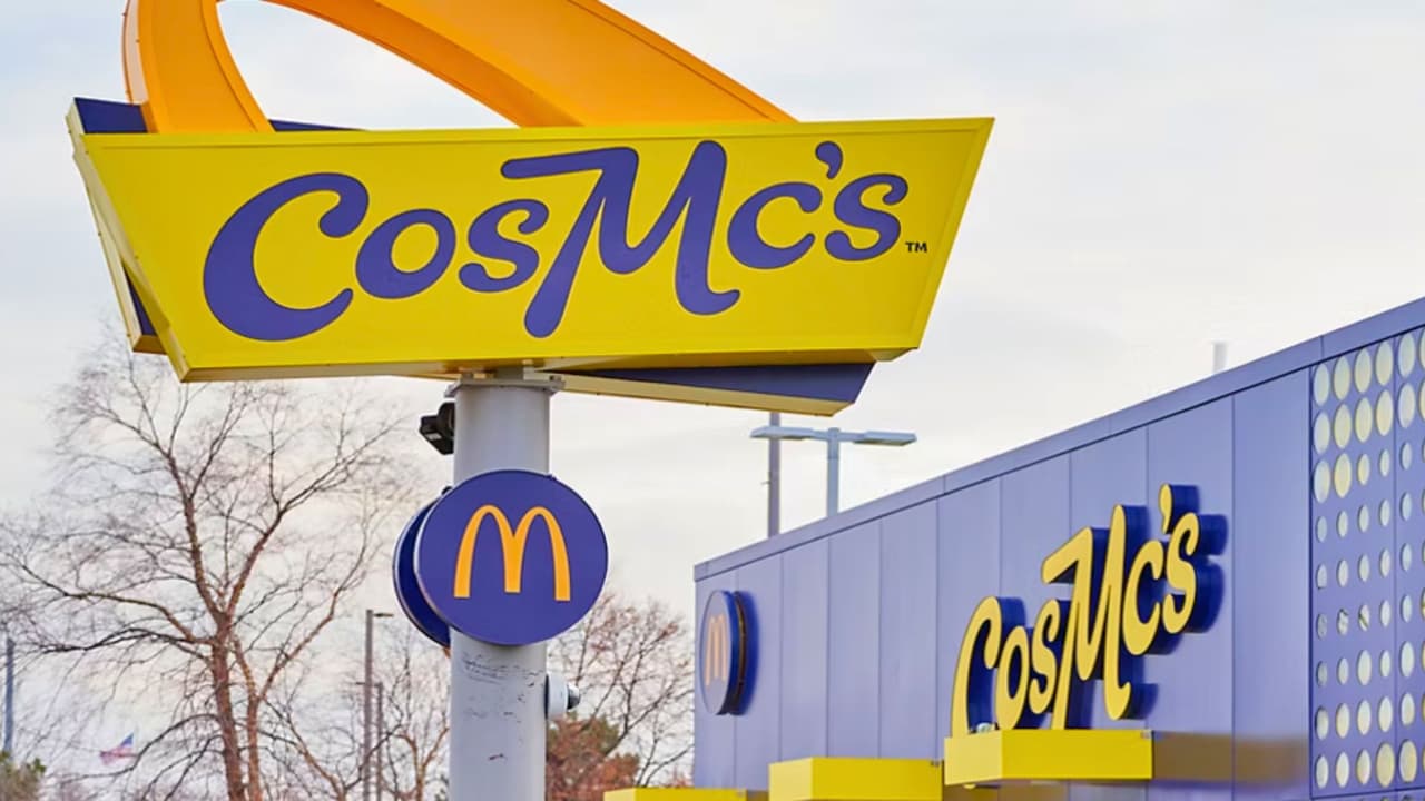 <h3 class="cms-H3-H3">Un cierre discreto, pero con lecciones </h3>
<br>CosMc’s no duró ni un año, pero deja una idea clara:
<b>McDonald’s está dispuesto a probar cosas nuevas, aunque no todas funcionen.</b> Para quienes se volvieron fans de sus bebidas especiales en Texas, no todo está perdido. Lo mejor de CosMc’s podría regresar, solo que esta vez,
<b>en formato McDonald’s de toda la vida.</b>