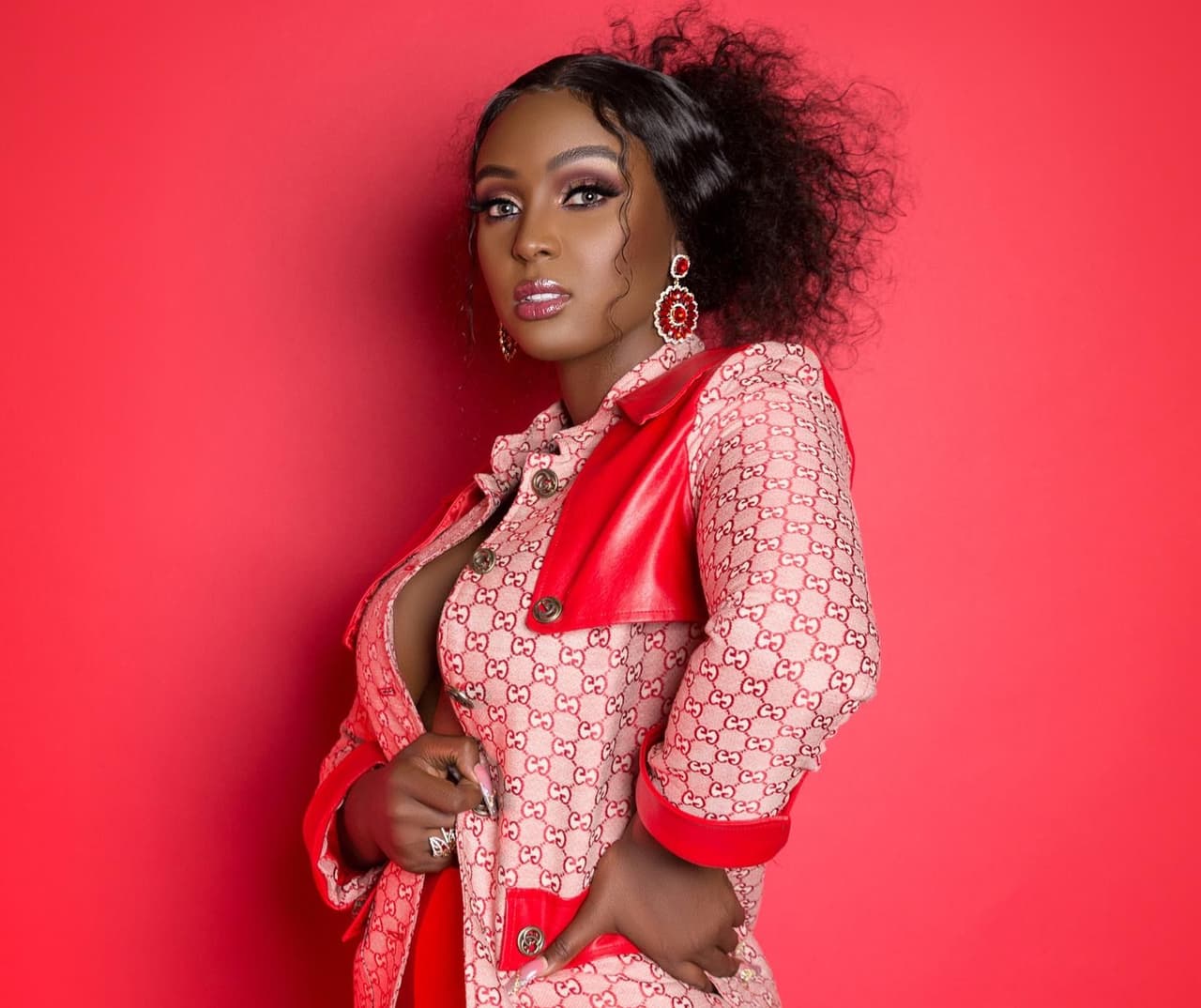 Amara La Negra es la tercera conductora de la transmisión con la que calentamos motores para la premiación. Hace un año, no solo debutó como 'host' en el programa de UniMás, 'PJ Countdown', sino también subió al escenario de 'PJ Takeover' y desbordó sabor al bailar y cantar 'What a bam bam'.
