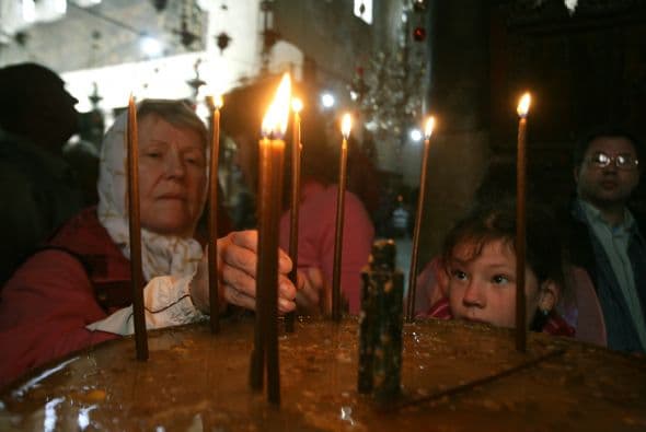 Monseñor Fuad Twal, el patriarca latino de Jerusalén y más alta autoridad católica romana en Tierra Santa, hizo su entrada solemne a la ciudad palestina de Belén, donde ondeaban banderas palestinas y vaticanas.