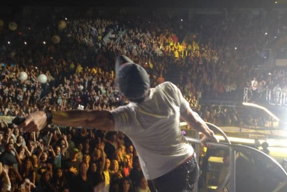 Con el US Airways completamente repleto, Pitbull y Enrique Iglesias hicieron retumbar el centro de Phoenix con un tremendo fiestón que duró más de 3 horas. En el concierto, estaban presentes celebridades como Jessica Cediel del Gordo y La Flaca y William Valdes de Despierta America, entre otros. Durante el show, los fans enloquecieron y corearon los éxitos de ambos artistas. Enrique Iglesias, hasta saltó del escenario para interactuar con su público y tomarse selfies con ellos.