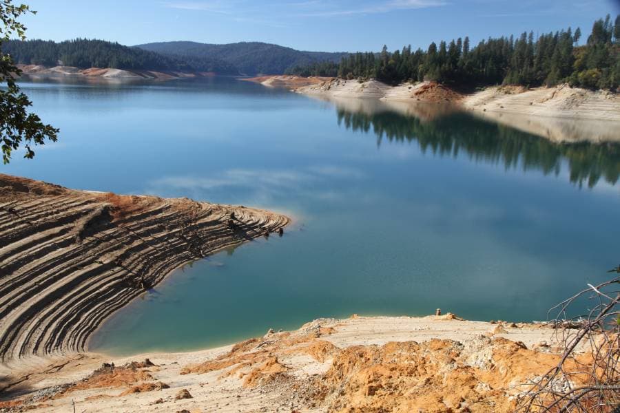 <b>New Bullards Bar Reservoir</b> — 85 millas, 2 horas
<br>
<br>Este reservorio no atrae las mismas multitudes que otros sitios acuáticos, lo que permite pasar un tiempo más tranquilo en el agua verde-turquesa. Cerca de la presa hay lugares donde se pueden rentar barcos y jet skis, y todo alrededor hay lugares para hacer picnic.