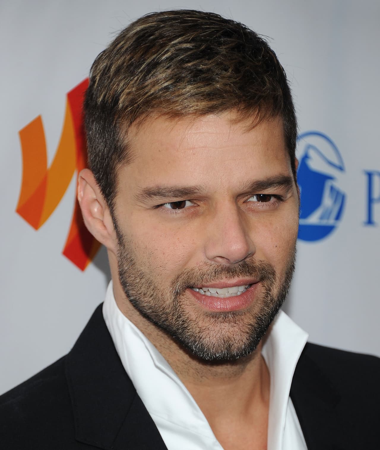 "Es un talento joven, disfrutando de su pleno éxito profesional. Me sentí muy cómodo de grabar el video musical junto a él", expresó Ricky para terminar con la controversia.