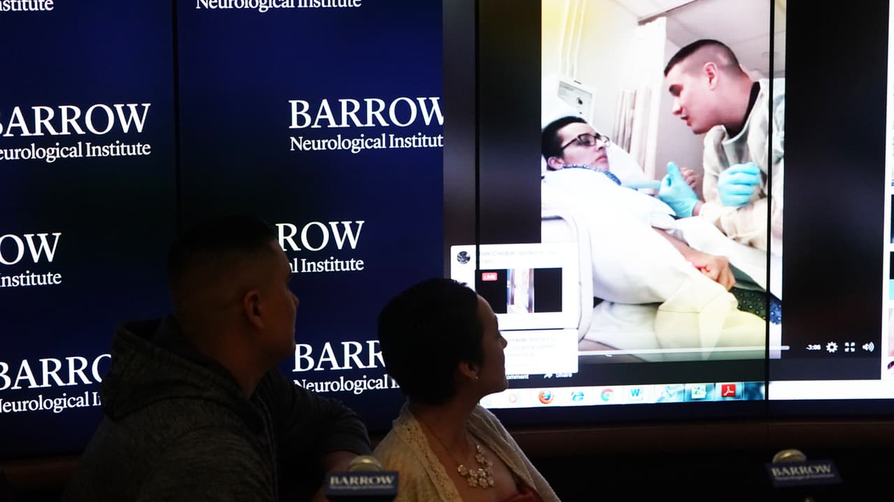 Frank y Jovanna Calzadilla observan momentos de la recuperación de la víctima del tiroteo luego de ser dada de alta.