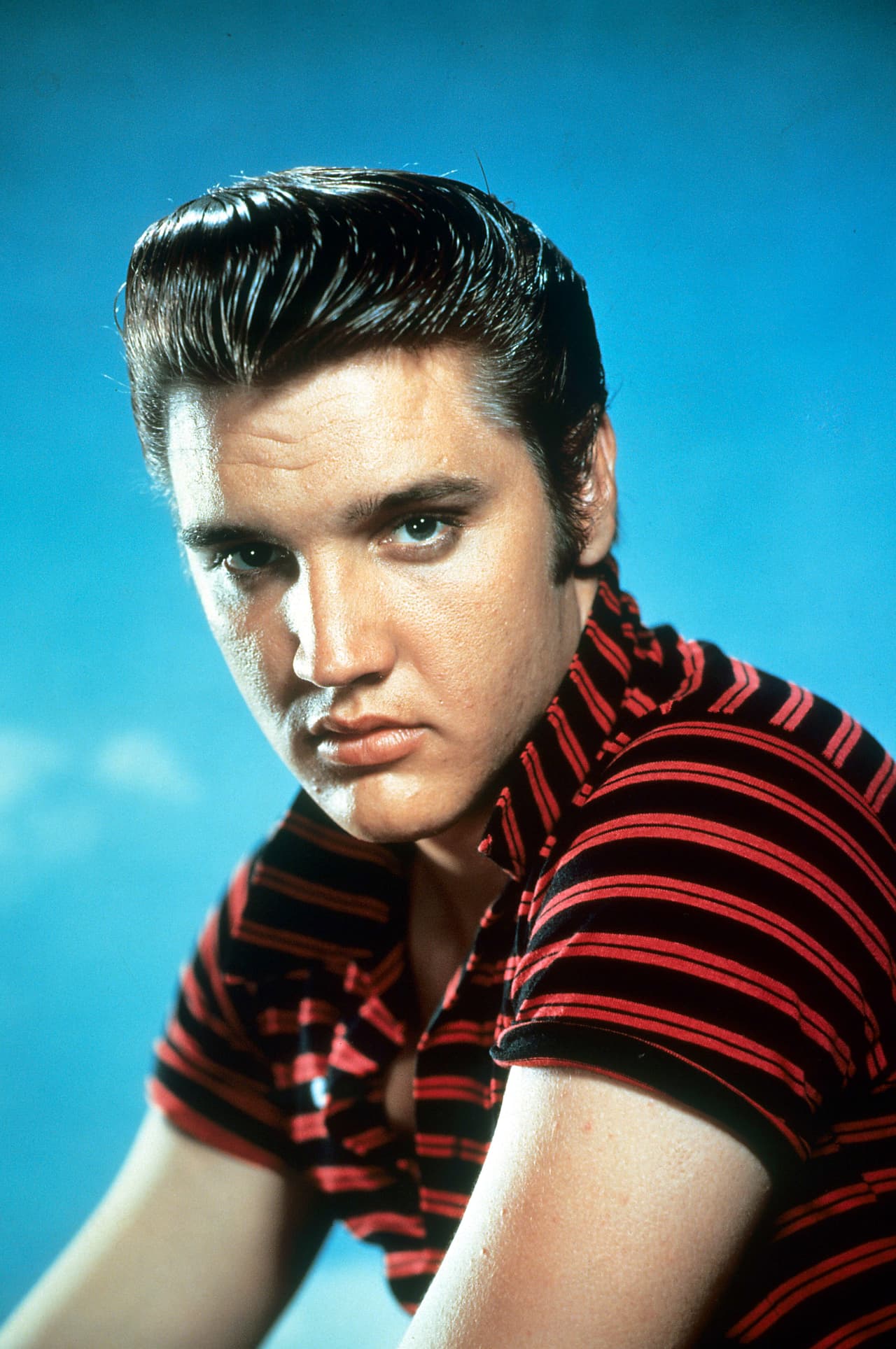 Elvis Presley es otra leyenda que fallecio en agosto de 1977, a los 42 años de edad. Algunos reportes de la época señalan que una sobredosis de barbitúricos provocó su muerte, aunque oficialmente nunca se dieron a conocer las causas de su muerte. Muchos de sus seguidores aseguran que 'El Rey' fingió su muerte.