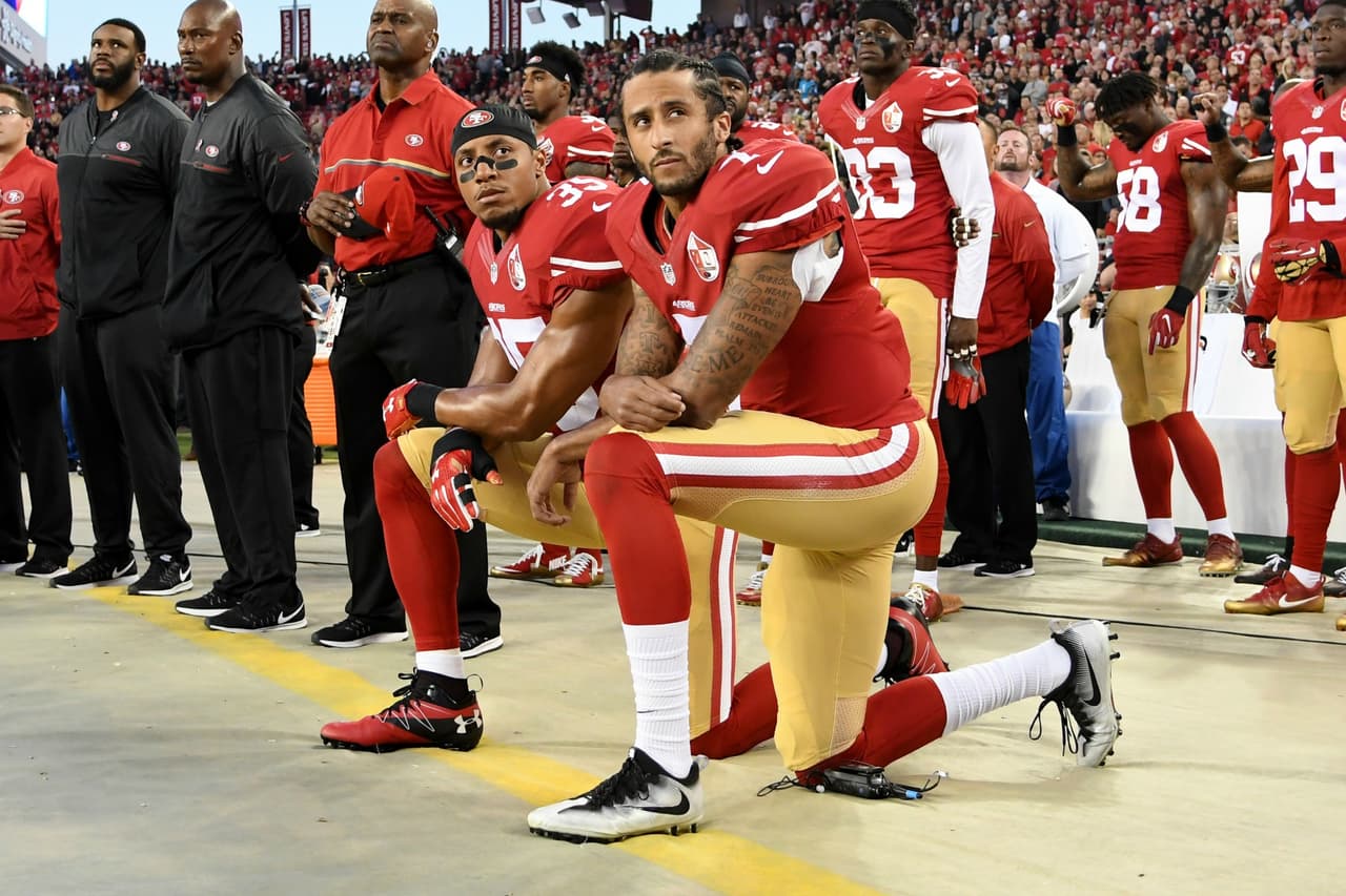 Kaepernick sigue con su lucha y en todos los partidos de pretemporada y en la temporada regular, ha estado en una rodilla durante el himno, acompañado de su compañero Eric Reid. Incluso, en la imágen se ve atrás a dos jugadores con el puño levantado.