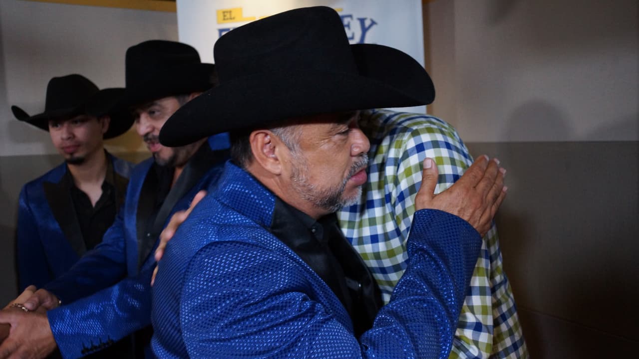 Los tres locutores se la pasaron 🎶 "fine, fine, fine, very good, very good, very good, very, very, very, very good" 🎶 con Los Rieleros de Norte.