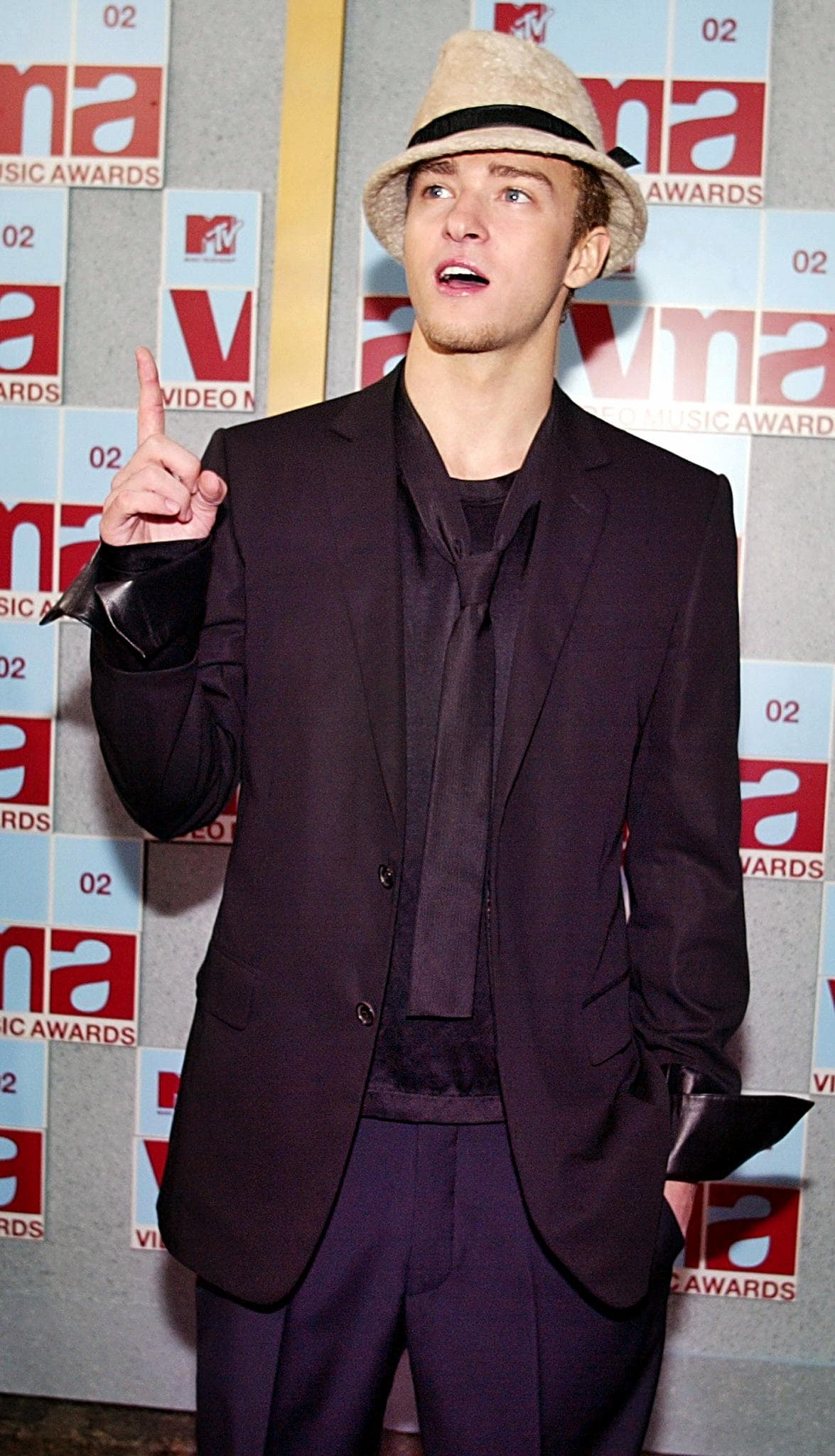 "Pero lo sentí cambiando, sentí la música cambiando y me sentí a mí mismo cambiando”, reveló el cantante al sitio antes mencionado.