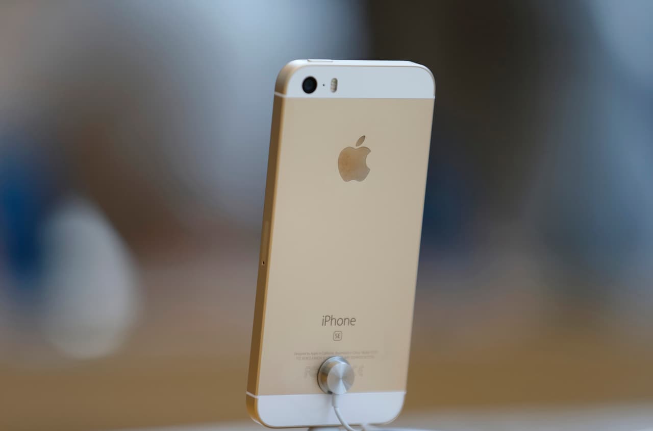 Caen las ventas de los teléfonos iPhone por primera vez en la historia y arrastran los beneficios de Apple