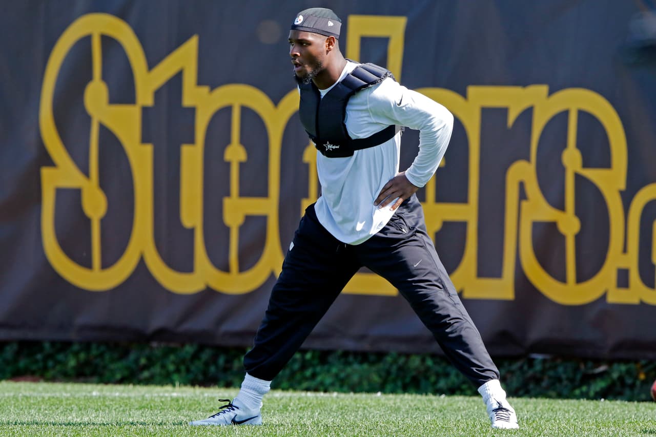 Pittsburgh Steelers running back Le'Veon Bell stretches during a team practice at the NFL football team's training facility in Pittsburgh, on Monday, Sept. 4, 2017. It was Bell's first workout with the team this season. (AP Photo/Gene J. Puskar)
