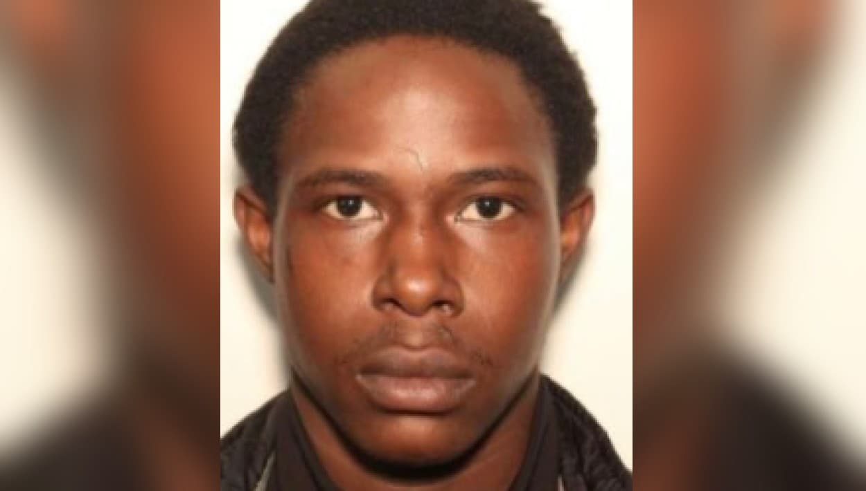 Otro que abandonó la prisión fue Lewis Wendell Evans III, de 22 años. Mide 5 pies con 2 pulgadas y pesa 122 libras. El GBI informó que Evans fue arrestado este domingo.