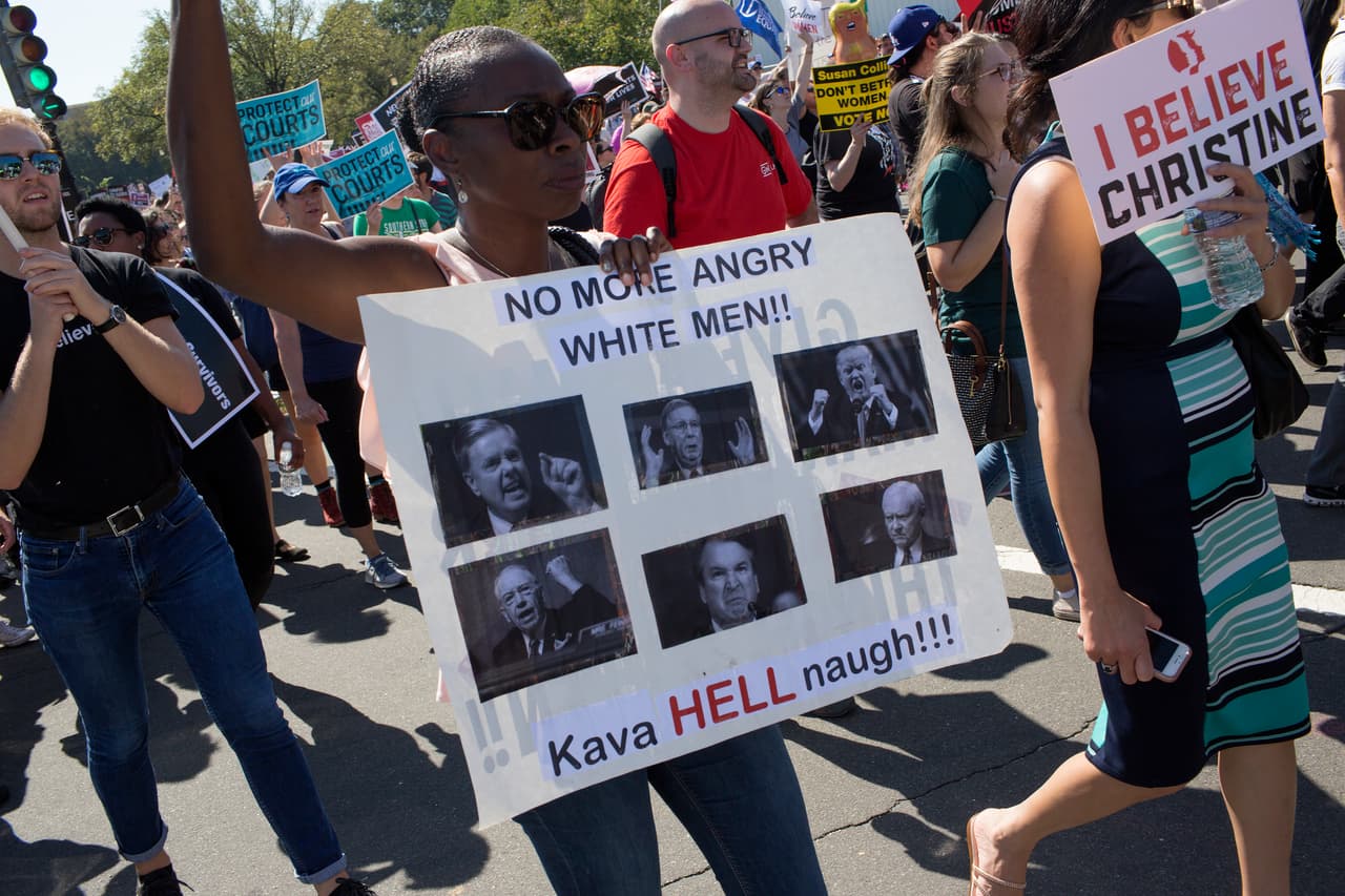 “No más hombres blancos enojados”, junto a las fotografías de los republicanos Lindsey Graham, Mitch McConnell, Donald Trump, Chuck Grassley, Brett Kavanaugh y Orrin Hatch, en Washintong DC.