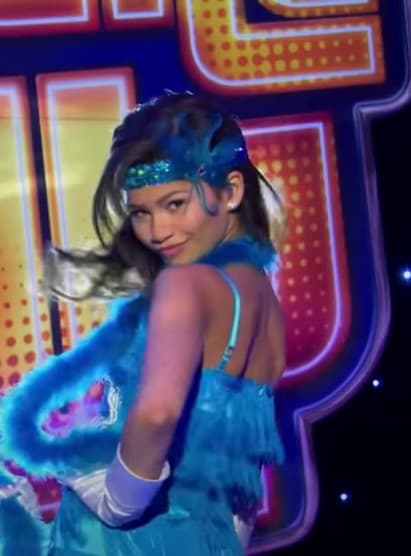 <b>Zendaya</b>
<br>Zendaya inició su carrera en la actuación en el programa de Disney Channel ‘A todo ritmo’, donde interpretaba a Rocky Blue, una chica vegetariana y defensora de los animales que amaba cantar y bailar.