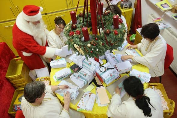 Santa, junto con su grupo de "ángeles", leen todas las peticiones y contestan a todas ellas.