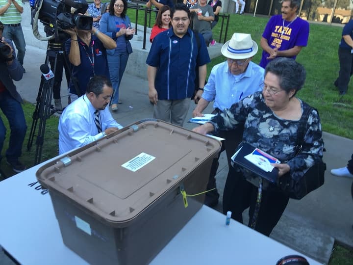 Marta y Fabio Alvarado entregan sus boletas electorales en Los Ángeles.