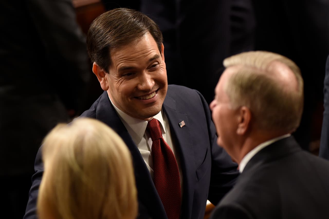 El candidato presidencial republicano, el senador Marco Rubio, platica con el senador Lindsey Graham