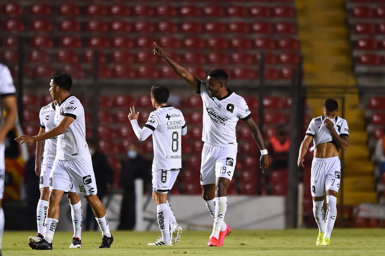 Querétaro entra por las bandas, y tras un gran centro, Hugo Silveira adelanta a los Gallos.