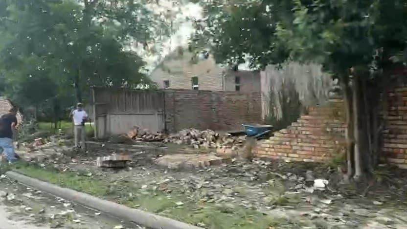 También hay residentes que sufrieron daños en sus patrimonios, como esta casa que resultó seriamente dañada en Galleria.