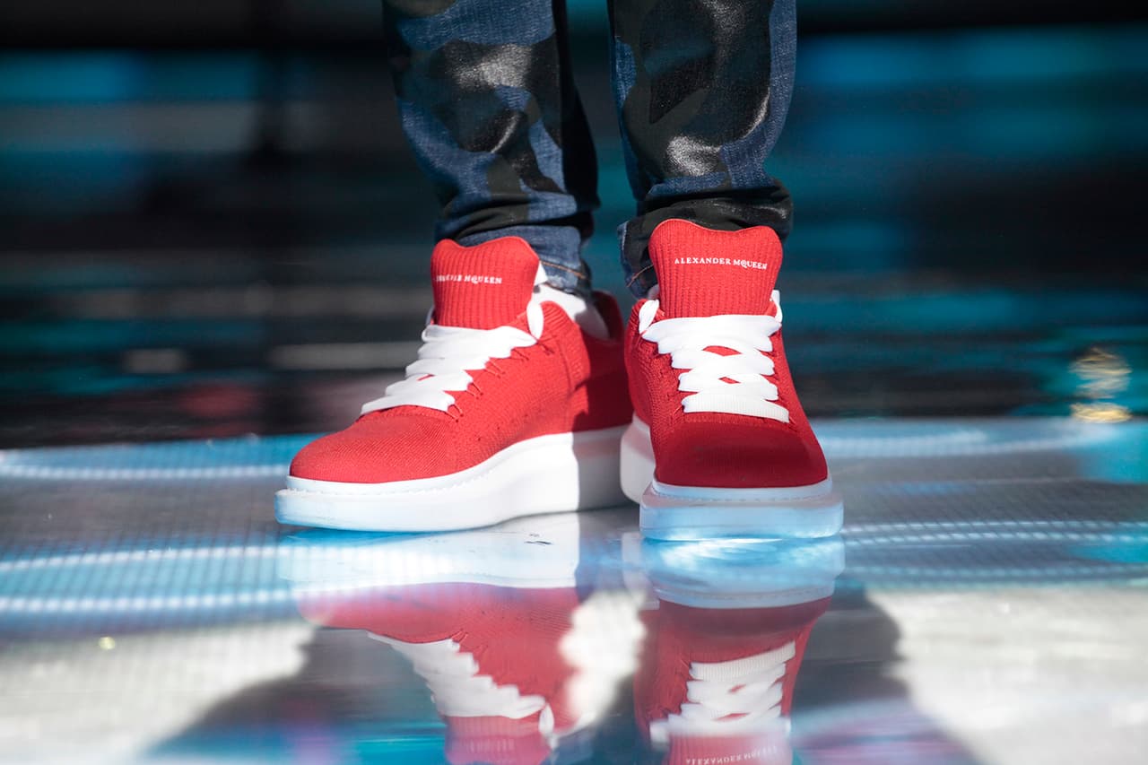 Su
<i> </i>calzado fue deportivo, en colo rojo.