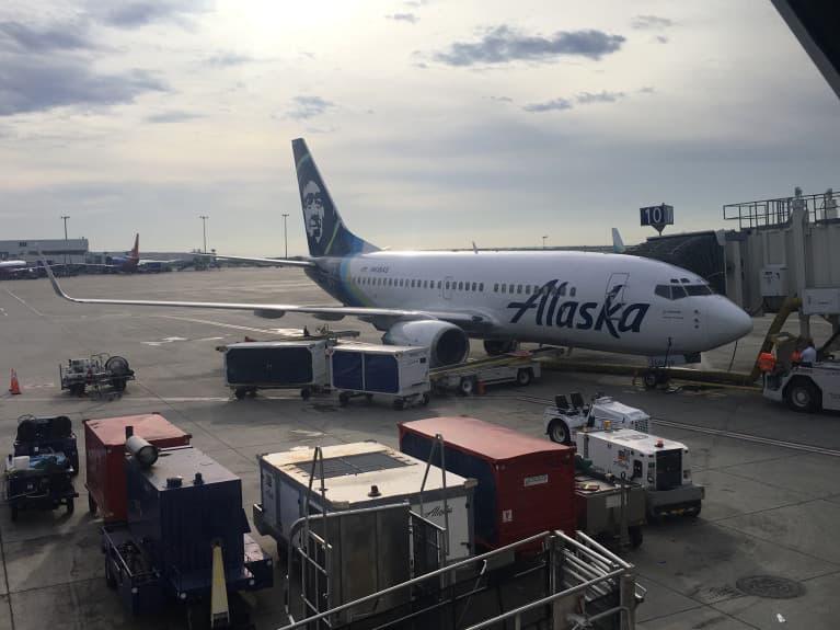 Una rata aborda un avión de Alaska Airlines y 110 personas pierden el vuelo en California