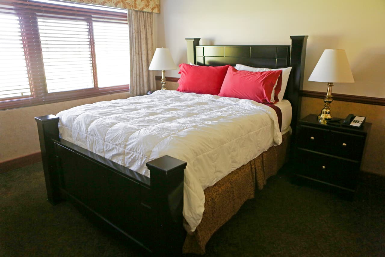 Una de las habitaciones del hotel en Miramar.A los que están en estan alojados aquí les habían permitdo "70 libras (32 kilogramos ) de equipaje para llevar a bordo”, dijo Braden. Son libres para deambular en las áreas en cuarentena y tienen acceso a teléfono e internet.
<br>
<br>Los CDC no recomiendan el uso de mascarillas u otro equipo protector, pero sugieren que todos mantengan una distancia de unos 1,8 metros (6 pies).
<br>