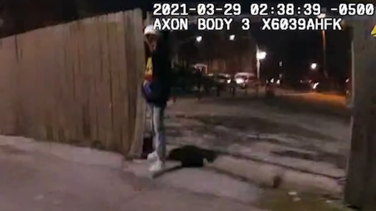 Según información del reporte policial, los dos jóvenes comenzaron a disparar contra vehículos, algo que se reportó a las autoridades.