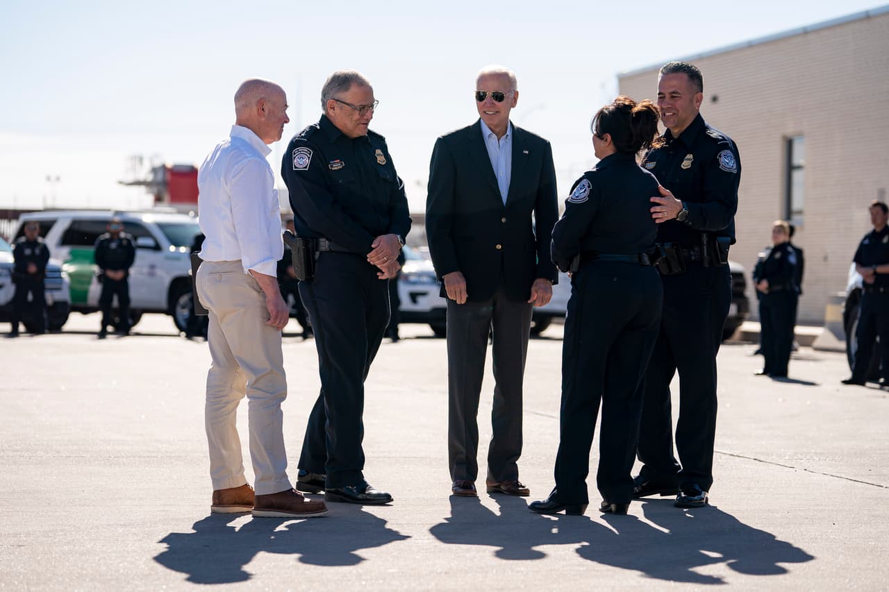 Biden anunció recientemente un conjunto de nuevas políticas que permitirían que 30,000 migrantes por mes de Cuba, Haití, Nicaragua y Venezuela ingresen al país y puedan trabajar legalmente por hasta dos años, siempre que presenten la solicitud desde su país de origen y puedan encontrar a alguien que los apoye económicamente en EEUU.