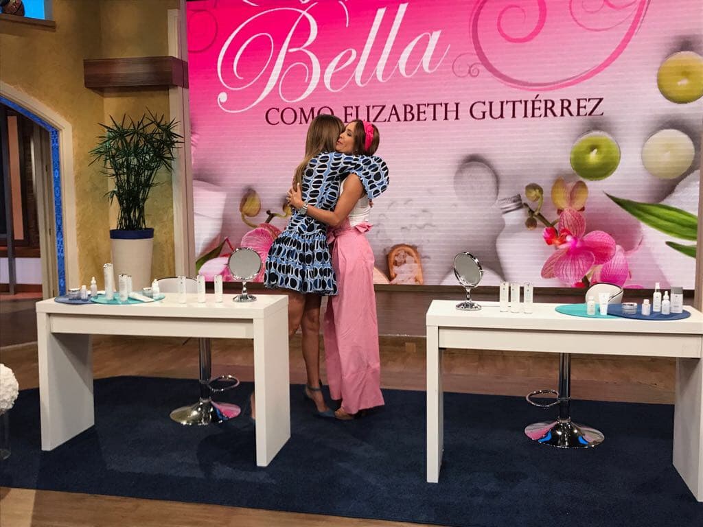 Con este gran abrazo despedimos a nuestra invitada de esta mañana.