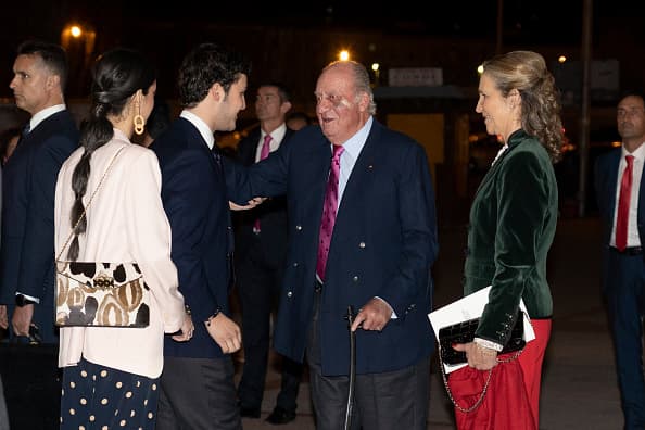 En rey emérito de España estuvo acompañado de su hija mayor, la infanta Elena, y de sus nietos 
<b><a href="https://www.univision.com/entretenimiento/realeza/bromeaba-sobre-la-reina-sofia-en-un-tren-y-tenia-al-nieto-al-lado-le-dijo-de-todo-menos-bonito">Felipe Froilán</a></b> y Victoria de Marichalar, de 20 y 18 años respectivamente.