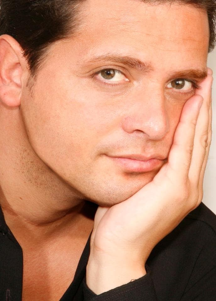 Luis Daniel, es argentino que además de gozar de una apariencia muy cercana al ídolo mexicano, también tiene una tesitura de voz casi idéntica.