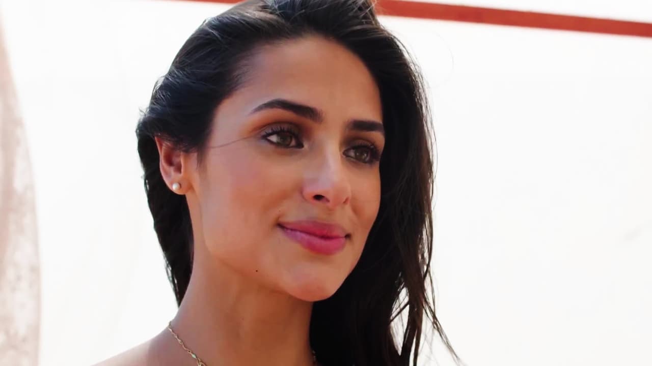 Miguel no dudó en proponerle matrimonio a Adela en medio de la paradisíaca playa que compró para ambos.