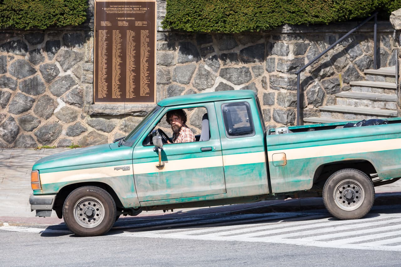 El famoso actor de la serie "Game of Thrones', 
<b>Peter Dinklage,</b> prefiere trasladarse a todos lados en esta pickup que incluso utiliza como vehículo de carga para llevar lo que se requiera a sus llamados para filmar.