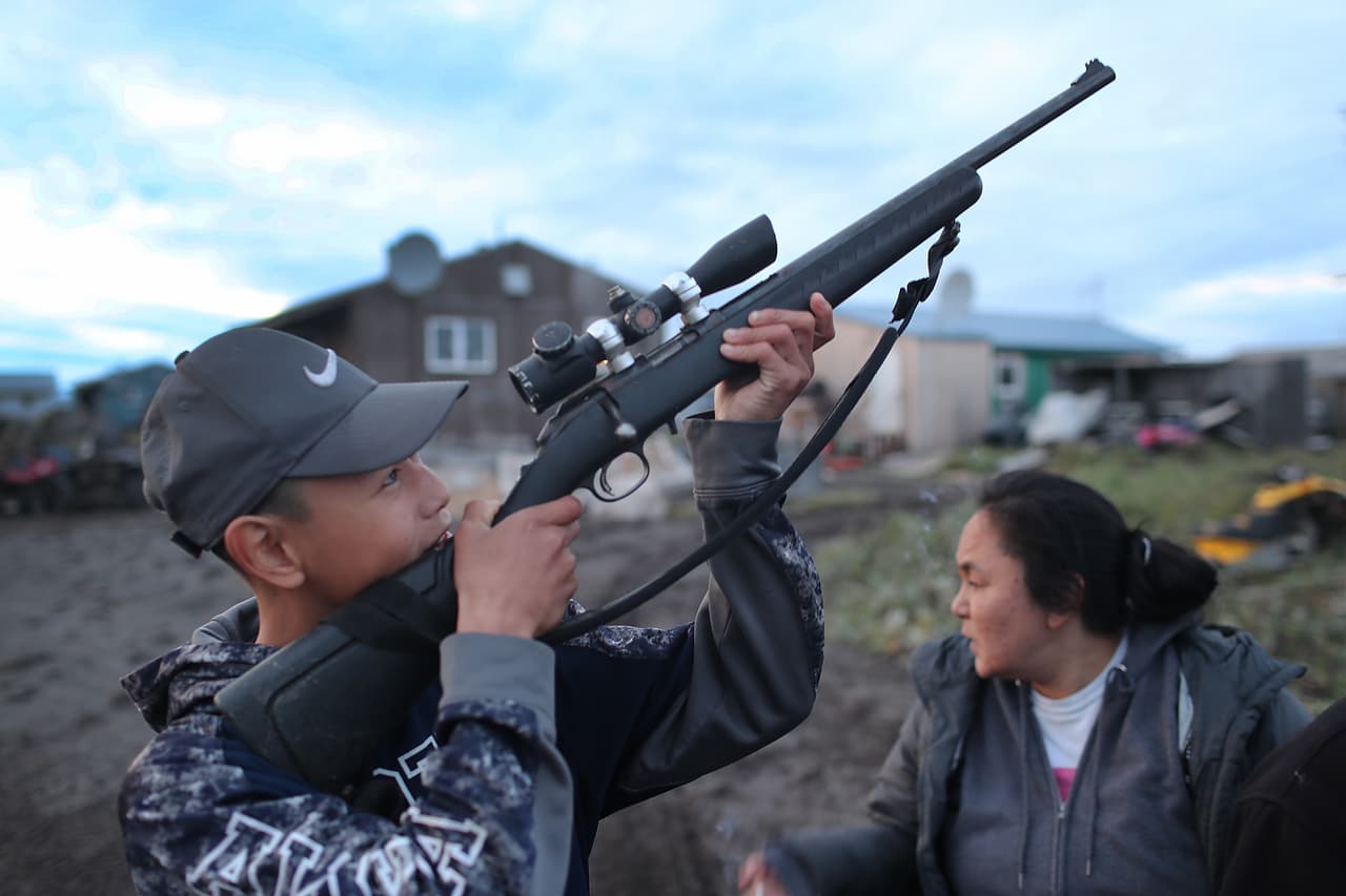 <b>Puesto 11. Alaska</b>
<br>
<ul>
 <li>Tasa de verificación de antecedentes de armas de fuego de enero a junio de 2021: 87.9 por cada 1,000 personas</li>
 <li>Verificaciones de antecedentes de armas de fuego hasta junio de 2021: 48,493. </li>
 <li>Total de verificaciones de antecedentes de armas de fuego en 2020: 98,952.</li>
 <li>Total de verificaciones de antecedentes de armas de fuego en 2019: 76,923.</li>
 <li>Cambio de 2019 a 2020: +28.6%. </li>
 <li>Muertes por arma de fuego en 2019: 23 por cada 100.000 habitantes.</li>
</ul>
<br>Las ventas anuales de armas superaron los 25 millones en 2016, los 20 millones en 2013, los 15 millones en 2011 y los 10 millones en 2006. En 1999, el primer año completo que el FBI registró datos, las ventas totalizaron 9,138,123.
<br>