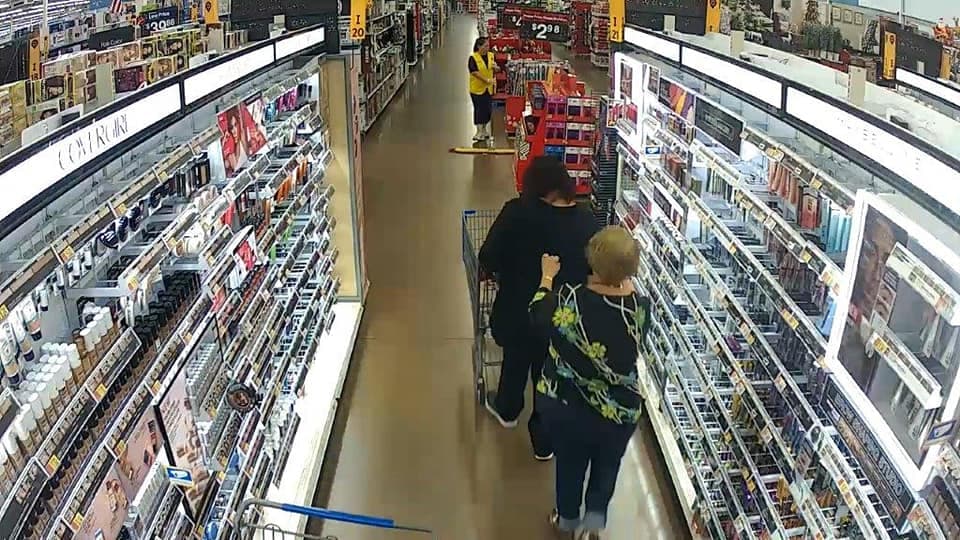 Por suerte la víctima se da cuenta y va a recuperar su cartera.