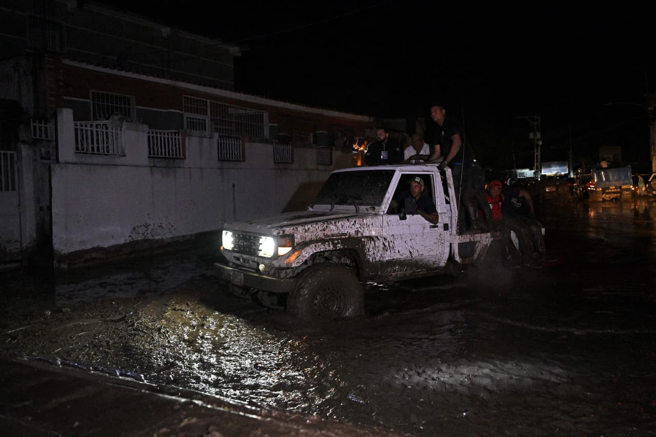 Gente a bordo de una camioneta en El Castaño para poder evacuar el sitio luego de que el deslave cubriera la zona con inmensas rocas y mucho lodo.