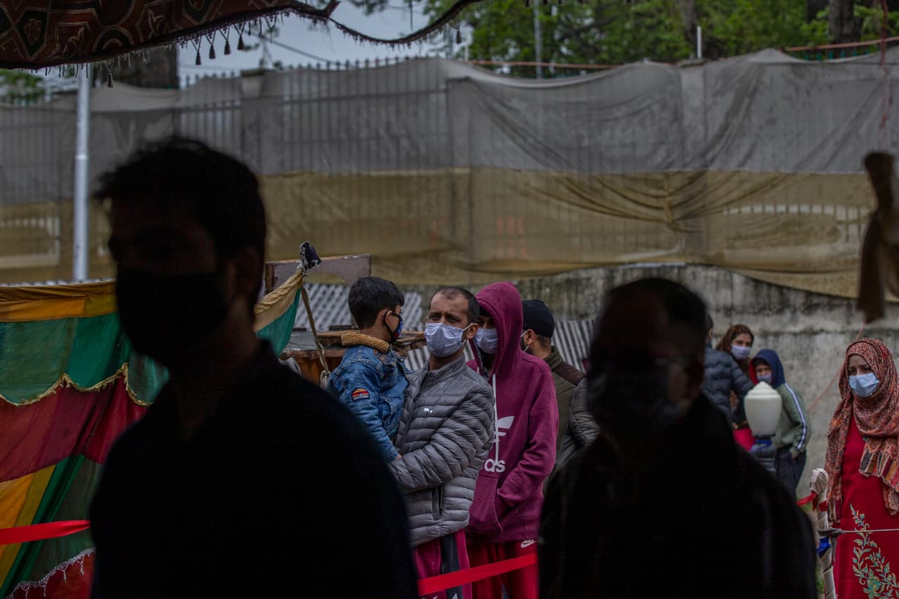 Bhramar Mukherjee, bioestadístico de la Universidad de Michigan, dijo a la agencia AP que el país no aprendió de los súbitos incrementos en otros lugares ni adoptó medidas preventivas. En la fotografía una larga fila para para tomar una prueba de covid-19 en Cachemira, el 15 de abril.